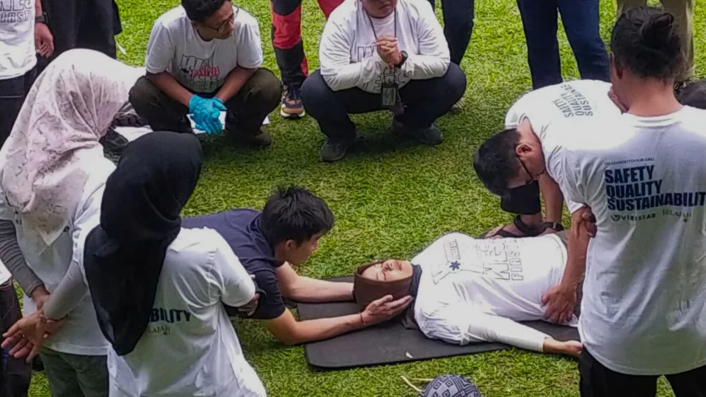 Pelatihan wilderness first aid di Bogor