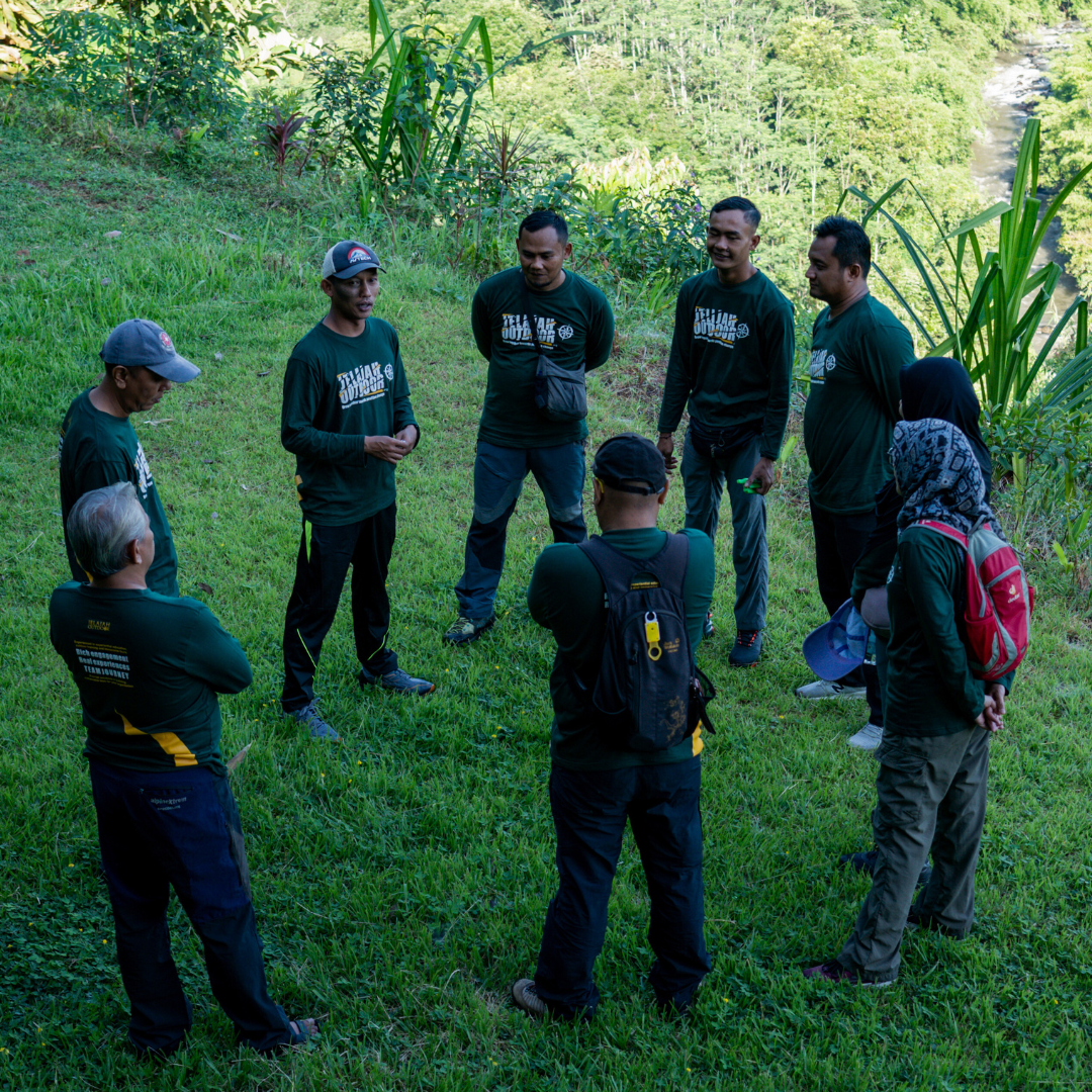 Jelajah outdoor team doing briefing