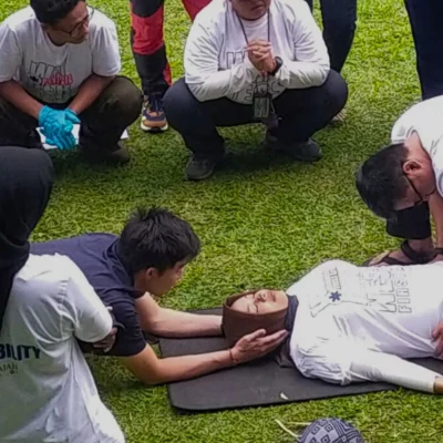 Pelatihan wilderness first aid di Bogor
