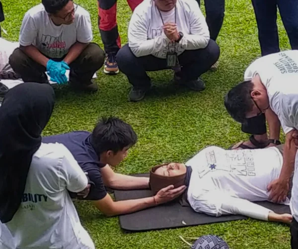 Pelatihan wilderness first aid di Bogor