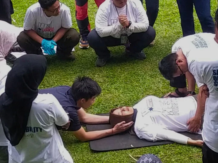 Pelatihan wilderness first aid di Bogor