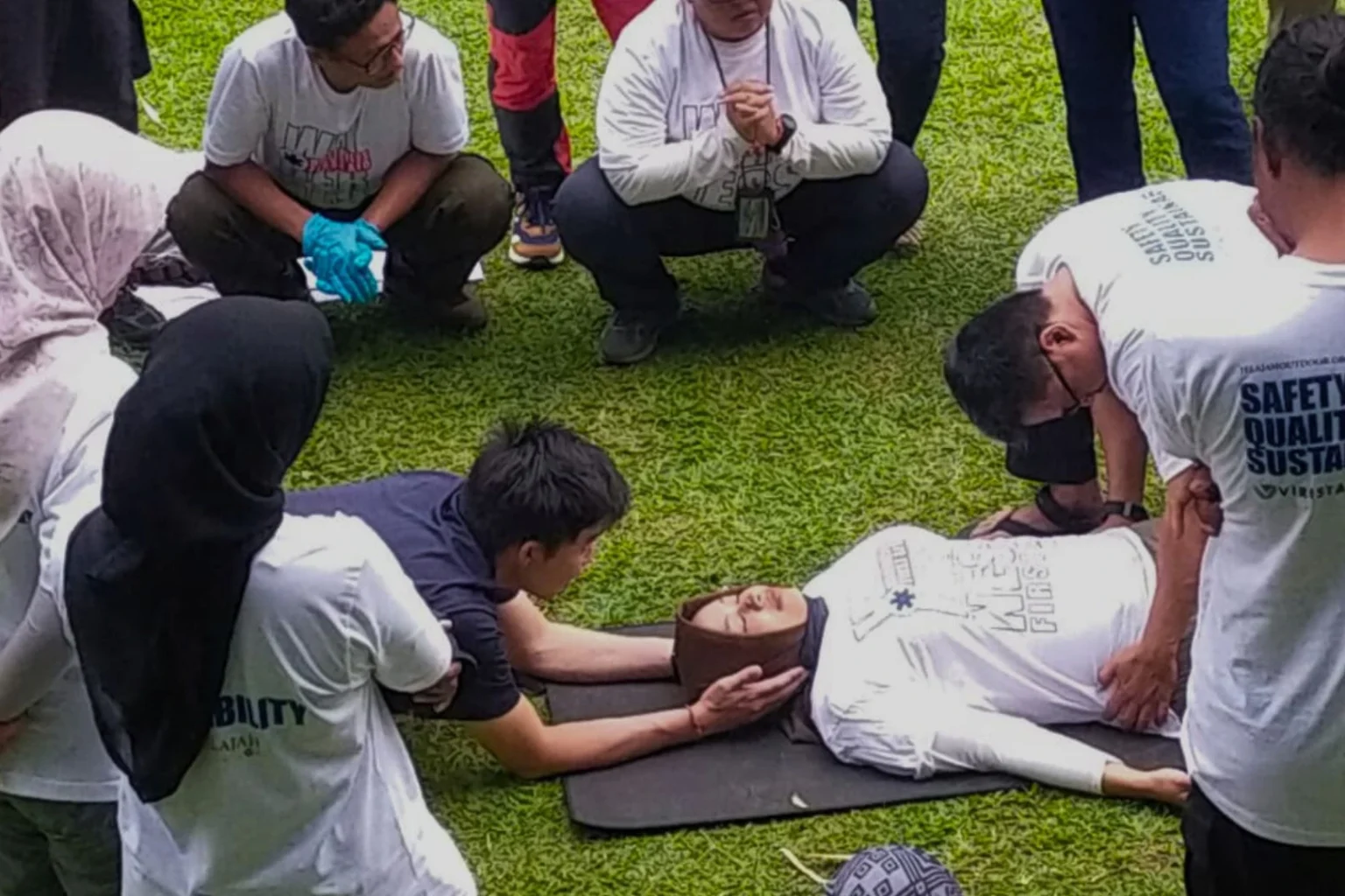 Pelatihan wilderness first aid di Bogor
